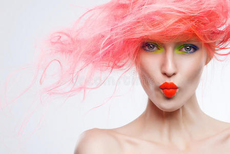 粉红色头发漂亮女孩的画像图片