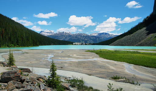 路易丝湖山湖和城堡