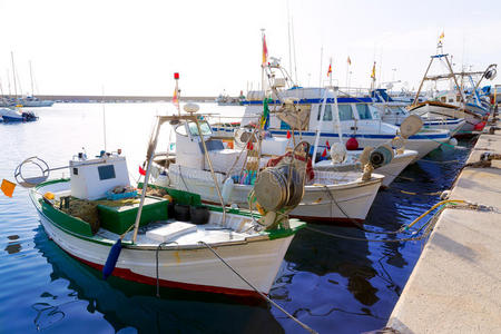 西班牙阿利坎特港口的哈韦阿萨比亚渔船
