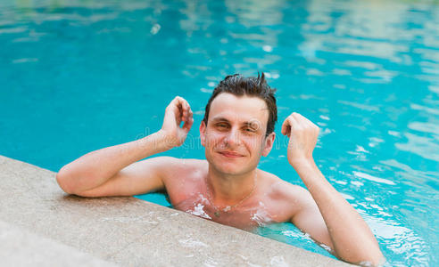 在游泳池摆姿势的男人图片
