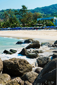 热带石头海滩。普吉岛。