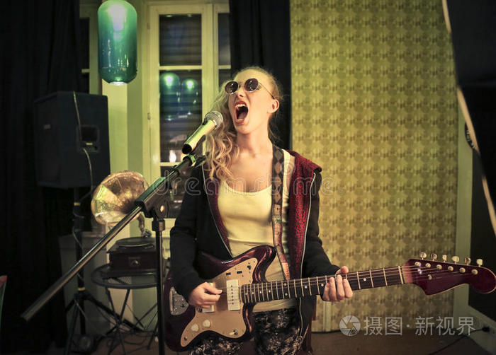 年轻漂亮的女人在弹唱