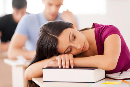 熟睡的学生。