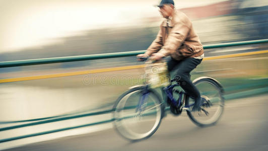 城市道路上骑车人的抽象形象图片