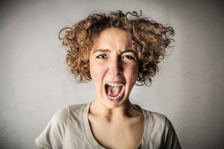 那个年轻恼火的女孩捂着耳朵闷闷不乐神经病女孩愤怒悲伤和绝望的喊叫