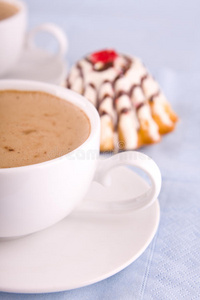 卡布奇诺咖啡和甜松饼