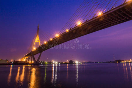 普密蓬二世大桥夜景