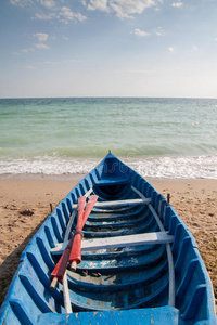 沙滩上的桨船