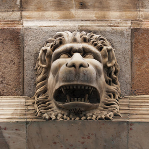 一尊凶猛的狮子嘴雕塑