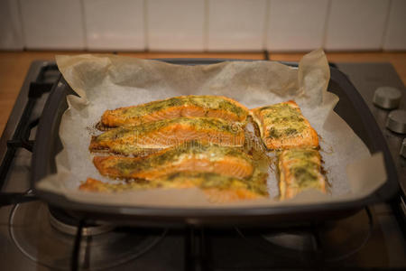 烘烤 准备 鱼片 草本植物 纸张 平底锅 厨房 餐饮 营养