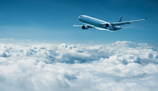 飞机在云端飞行空中旅行