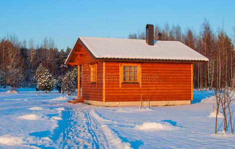 冰雪景观中的木制桑拿房图片