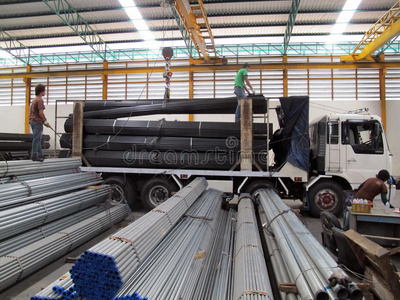 钢铁仓库高空吊车作业照片