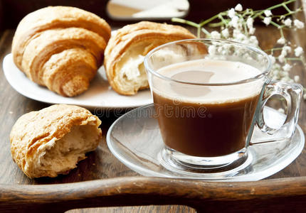 透明杯卡布奇诺咖啡和羊角面包