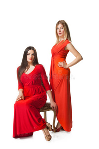 两个穿红色长裙的女人图片