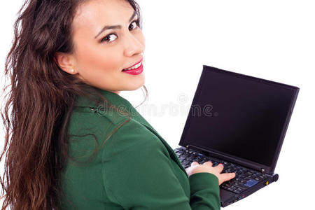 一位带笔记本电脑的漂亮女商人的特写肖像，微笑着