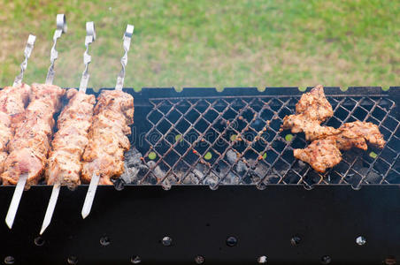 烧烤排骨和熏肉加木炭