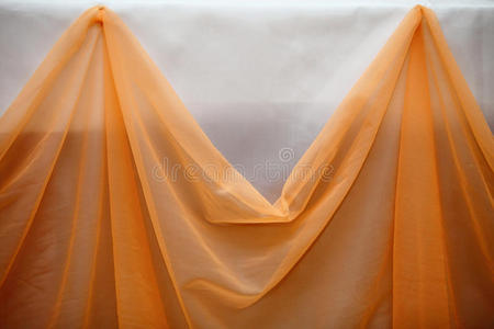 橙色布料和白色墙面装饰细节