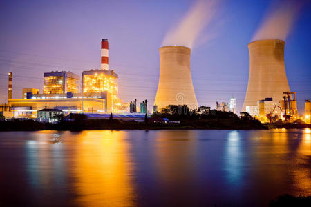 夜间发电厂图片