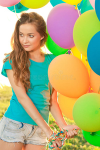 生日快乐女人在天空与彩虹色空气芭