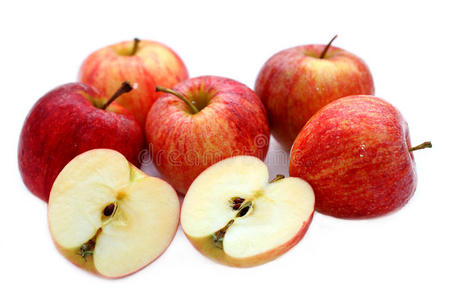 鲜红色天然苹果，白色隔离背景