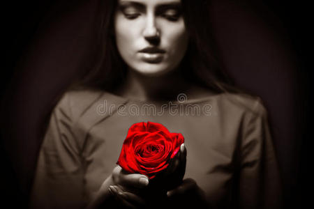 很漂亮的女人和玫瑰在一起图片