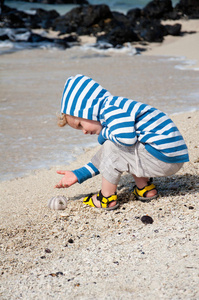 海滩上蹒跚学步的孩子