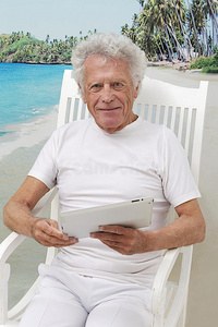 假期带着平板电脑的老人