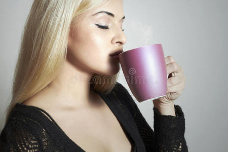 喝咖啡的美女。喝着茶的金发女孩