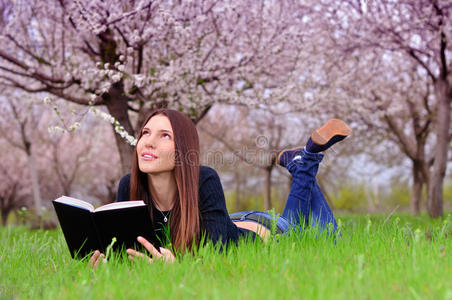 花园里的女孩躺在草地上读