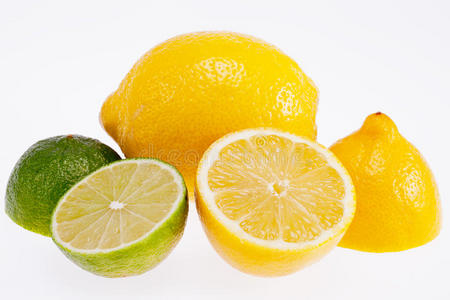 切割白色背景上隔离的黄色柠檬和绿色酸橙
