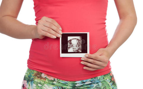兴奋的孕妇用超声波检查她的婴儿