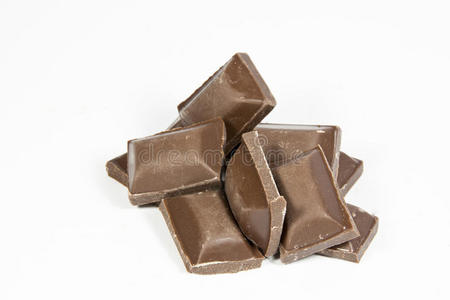 单独的黑巧克力方块