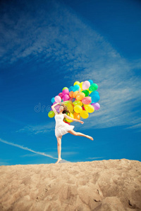 美丽的年轻时尚女人，带着五颜六色的彩虹气球