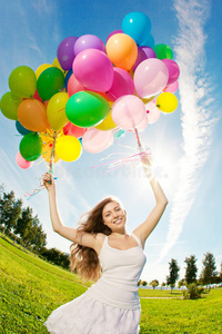 生日快乐女人在天空与彩虹色空气芭