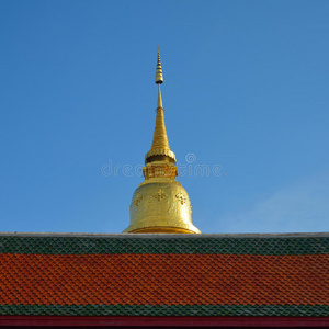 泰国北部寺庙佛教中的金塔建筑图片