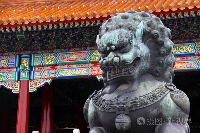 中国北京紫禁城前的铜制狮子因为下雨有点湿