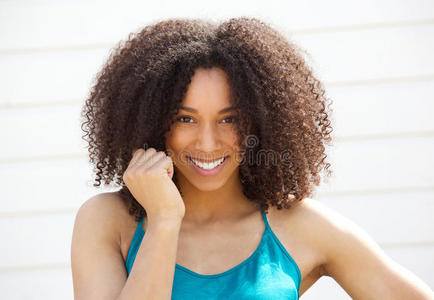快乐的年轻黑人妇女