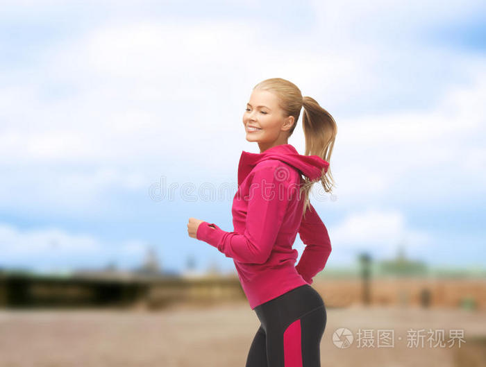 运动型女子跑步或跳跃