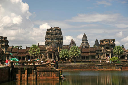 柬埔寨安哥瓦寺。它可以追溯到8世纪，比现在洛杉矶的大小还要大，这使得它更大