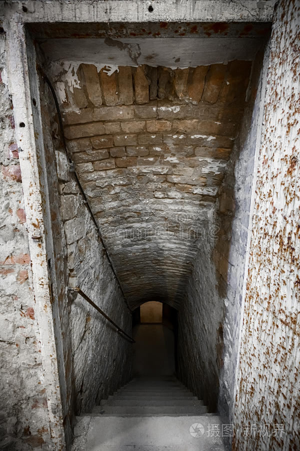 十扇窗户废弃的大厅旧建筑地下室旧堡垒光隧道地下楼梯城堡塔里的旧楼