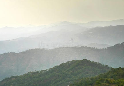 雾蒙蒙的群山图片