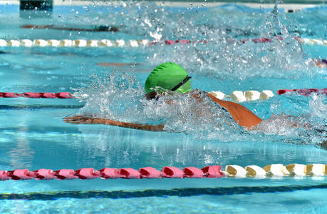 游泳比赛中的蛙泳运动员