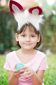 戴着兔子耳朵的小女孩图片