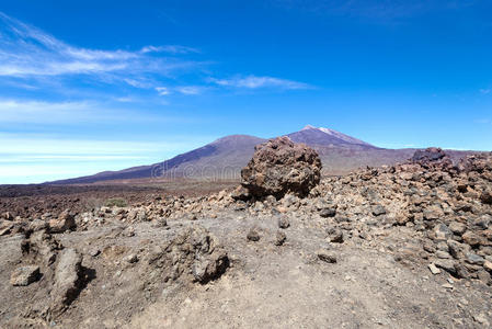 西班牙泰德特内里费火山，前景为熔岩岩