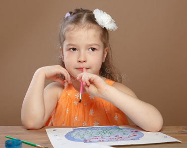 小女孩在幼儿园画画