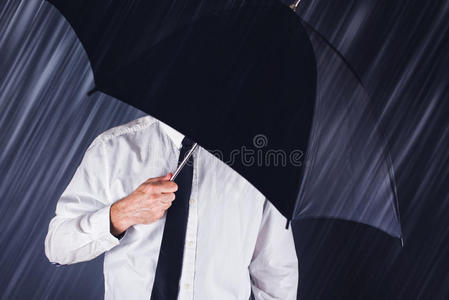 黑伞遮雨商人图片