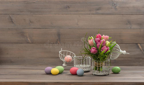 淡色的郁金香花和复活节彩蛋