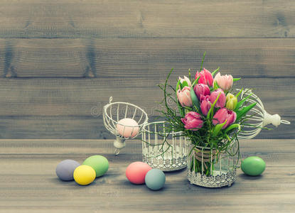 粉红色的郁金香花和复活节彩蛋。复古风格
