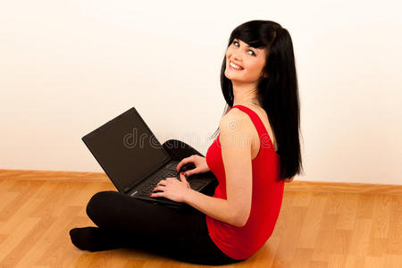 年轻漂亮的女人在用笔记本电脑工作